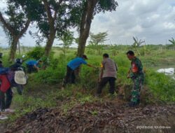 Bersama Warga, Bhabinkamtibmas Bersama Babinsa Lakukan Kerja Bakti