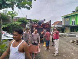 Bersama Warga, Polsek Sayung Gotong Royong Bantu Korban Bencana Puting Beliung