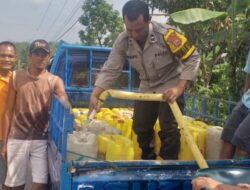 Bhabinkamtibmaa Polsek Kotapadang Polres Rejang Lebong Polda Bengkulu Menyalurkan Air Bersih Untuk Warga yang Sedang Menggelar Hajatan Diwilayahnya