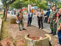 Bhabinkamtibmas Kelurahan Pedalangan Dampingi Dishub Kota Semarang Tinjau Lokasi Pemasangan Rambu Lalu Lintas