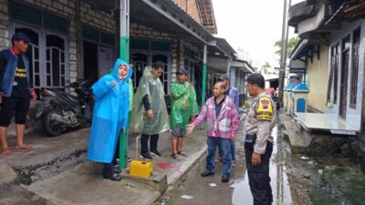 Bhabinkamtibmas Memantau Pendampingan BPN Pengecekan Patok Batas Tanah Program PTSL