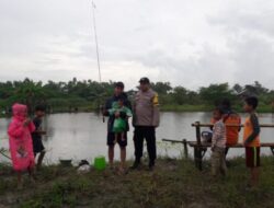 Bhabinkamtibmas Mengedukasi Para Pemancing Jaga Keselamatan Diri