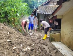 Bhabinkamtibmas Polsek Ciniru, Bantu Warga Desa Binaan Bersihkan Material Longsor
