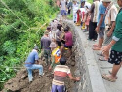 Bhabinkamtibmas Polsek Ciniru, Membantu Warga Desa Binaannya Bersihkan Material Longsor