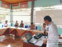 Bhabinkamtibmas Polsek Lebong Utara Menghadiri Rapat Koordinasi Desa Sungai Gerong