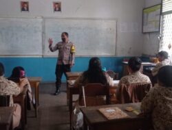 Bhabinkamtibmas Polsek Sekadau Hilir kalbar Sosialisasi Kenakalan Remaja di SMA Karya