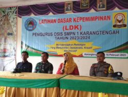 Bhabinkamtibmas polsek KarangtengahBeri Materi LDK Supaya Siswa Disiplin Dan Patuh hukum