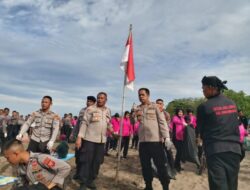 Bhayangkari Polres Pangandaran Bersihkan Sampah Pantai Pangandaran