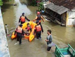 Brimob Bantu Evakuasi Korban Banjir Solo