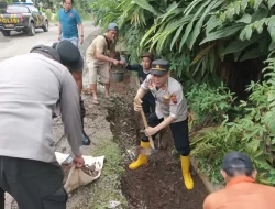 Cegah Banjir, Kapolsek Bantarbolang Turun Ke Selokan Bantu Warga Bersihkan Sampah