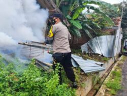 Cegah DPD, Bhabinkamtibmas Batang Lakukan Fogging