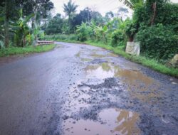 Jalan Raya Reban Sojomerto Kabupaten Batang Rusak Parah Akibat Galian C