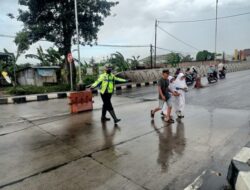 Demi Keselamatan, Lantas Polsek Polsek Mranggen Bantu Pelajar Menyeberang Jalan