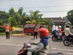 Depan SMP 1 Wonosalam, Personil Polsek Wonosalam Membantu Pengaturan Dan Penyebrangan