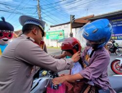 Di Hari Valentine, Sat Lantas Polresta Banyumas Bagikan Cokelat dan Helm untuk Pengendara