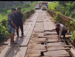 Dihimbau Unit Patroli Polsek, Warga dan PT SIL Sepakat Laksanakan Gotong Royong Perbaiki Jembatan Rusak