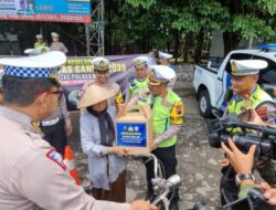 Dirlantas Polda Jateng Dan Satlantas Polres Demak Membagikan Sembako dam Helm, Saat Sosialisasi Ops Keselamatan Candi 2023