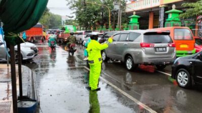 Disaat Hujan Satlantas Demak Tetap Laksanakan Gatur Lalin Pagi – Indo Berita