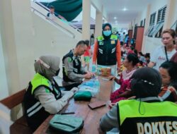 Tim Dokkes Polresta Surakarta Gelar Pengobatan Gratis Bagi Korban Banjir di Pengungsian SD Joyontakan