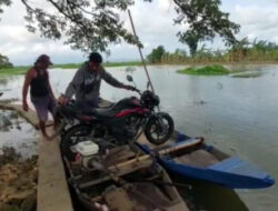 Dua Bulan Sawahnya Terendam Banjir, Petani di Pati Alih Profesi Jadi Ojek Perahu