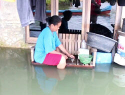 Dua Bulan Terendam Banjir, Warga di Pati Bertahan di Atas Ranggon