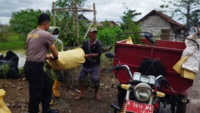 Giat Gotong Royong Kurve Besih Bersih Sungai dan Lingkungan