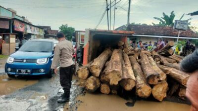 Jalan Pati-Tlogowungu yang Rusak Ditambal setelah Ada Truk Muatan Kayu Jati Terguling