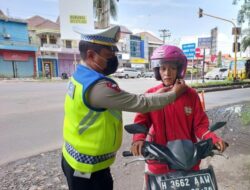 Kanit Kamsel Satlantas Kepolisian Resor Demak Mengedukasi Keselamatan Lalu Lintas “Klik” Helm Saat Berkendara