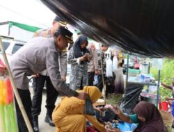 Kapolres Lebong Meninjau Pasar Tradisional Untuk Cek Harga Sembako Didampingi Wakapolres Melakukan Dialog Bersama Warga