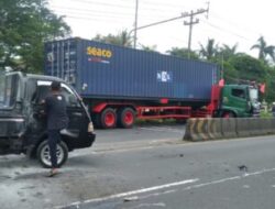 Kecelakaan Beruntun, Truk Trailer di Seruduk Pick Up Saat Hendak Putar Balik