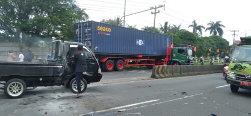 Kecelakaan Beruntun, Truk Trailer di Seruduk Pick Up Saat Hendak