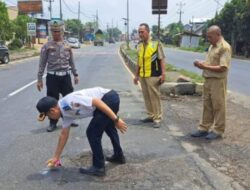 Kerusakan Jalan di Pantura Batang: Petugas Berikan Tanda dengan menggunakan cat pilox warna putih