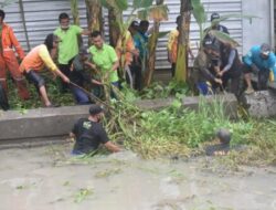 Kodim 0716/Demak Gelar Kerja Bakti Pembersihan Enceng Gondok di Sungai Layar Bintoro Demak