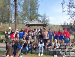 Kompak Bersama Warga, Bhabinkamtibmas Polsek Mukomuko Utara ikut Kegiatan Gotong Royong