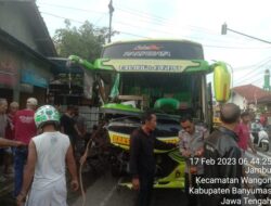 Laka lantas Adu Banteng Bus Wisata Vs Truk Tangki di Wangon Banyuma