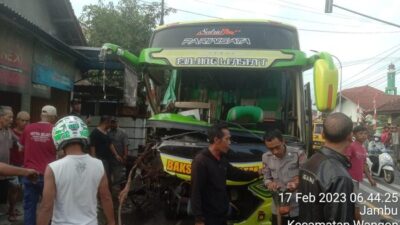 Kecelakaan Adu Banteng Bus Wisata Vs Truk Tangki di Wangon Banyumas