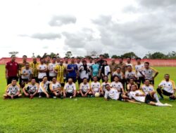 Meski Diguyur Hujan Deras Laga Sepak Bola Tiga Pilar di Batang Berlangsung Meriah