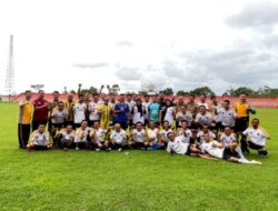 Meski Diguyur Hujan Deras, Para Pemain Sepak Bola Tiga Pilar di Batang Tetap Semangat