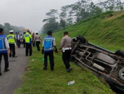 Mobil Kijang Pecah Ban dan Terbalik di Jalan Tol Semarang-Solo, 3 Orang Tewas