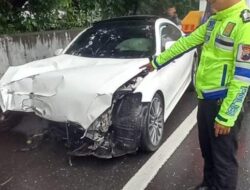 Kecelakaan Mercedes Benz Tabrak Pembatas Jalan Tol Gayamsari Semarang