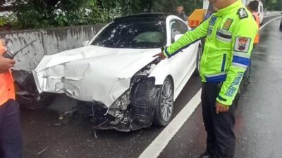 Mobil Mercedes Benz C300 Coupe Kecelakaan di Tol Semarang, Body Depan Jadi Pesek Tabrak Pembatas Artikel ini telah tayang di Tribunmuria.com dengan judul Mobil Mercedes Benz C300 Coupe Kecelakaan di Tol Semarang, Body Depan Jadi Pesek Tabrak Pembatas, https://muria.tribunnews.com/2023/02/13/mobil-mercedes-benz-c300-coupe-kecelakaan-di-tol-semarang-body-depan-jadi-pesek-tabrak-pembatas. Penulis: Muhammad Fajar Syafiq Aufa | Editor: Daniel Ari Purnomo