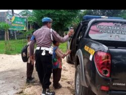 Anak-anak Sekolah Di antarkan Pulang Oleh Anggota Polsek Gunem, terpancar keceriaan diwajahnya