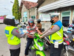 Ops Keselamatan Lalu Lintas Candi 2023, Satgas Preemtif Polres Demak Bagikan Leaflet dan Sticker