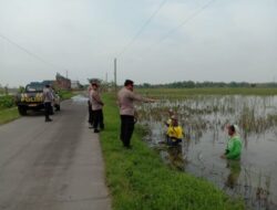 Pantau Lokasi Terdampak Banjir Rob Di Desa Kembangan, Kapolsek Bonang Patroli Ke Persawahan