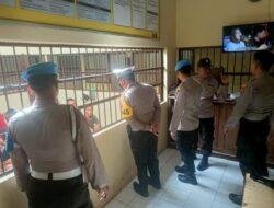 Patroli Dinihari Polsek Lasem Rembang Sambangi Warga di Warung Kopi