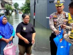 Peduli Banjir, Satlantas Polresta Solo Bagikan Nasi dan Paket Sembako di Jagalan dan Pucangsawit