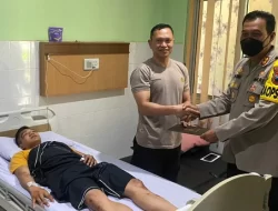 Peduli, Kapolres Pekalongan Jenguk Anggota yang Sakit