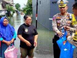 Peduli Korban Banjir Solo, Sat Lantas Polresta Surakarta Hadir Bagikan Sembako