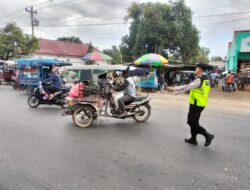 Pelayanan Prima Kepolisian, Kepolisian Sektor Kragan Mengatur Lalu Lintas di Depan Pasar – Indo Berita