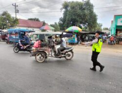 Pelayanan Prima Kepolisian, Polsek Kragan Mengatur Lalin di Depan Pasar